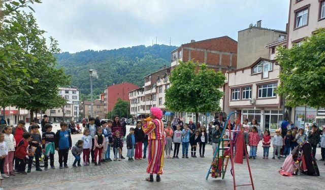 Akkuş’ta Çocuklara “Kedi İle Palyaço” Sürprizi